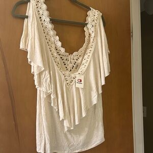 Gimmicks by BKE Cream Ruffle Lace Women's Blouse